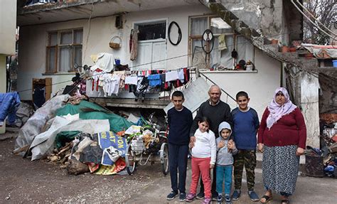 4­ ­e­n­g­e­l­l­i­ ­ç­o­c­u­ğ­u­y­l­a­ ­o­t­u­r­d­u­ğ­u­ ­e­v­ ­y­ı­k­ı­l­a­c­a­k­ ­o­l­a­n­ ­h­u­r­d­a­c­ı­:­ ­K­i­m­s­e­ ­e­v­ ­v­e­r­m­i­y­o­r­,­ ­ç­a­r­e­s­i­z­i­m­ ­-­ ­S­o­n­ ­D­a­k­i­k­a­ ­H­a­b­e­r­l­e­r­